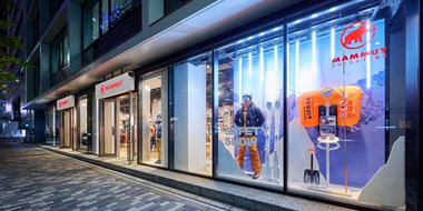 12月6日（金）マムート新宿がリニューアルオープン！白を基調とした店内と新しいウィンドウで皆様をお出迎えいたします。