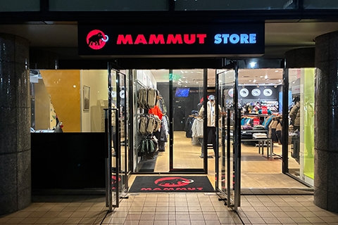 マムート ストア 横浜がリニューアルのため、 5月28日（木）をもって一時クローズ。 クラシックロゴ・デザインストアが、 新ロゴ・デザインストアとして新たに生まれ変わります。