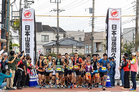 国内有数の山岳耐久レース「ハセツネCup」を 2026年もオフィシャル・メインパートナーとしてサポート。 奥多摩の自然保全活動と、 挑戦するランナーの安全なレース環境づくりを支援いたします。